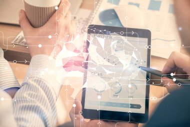 Bir adamın elini tutarken ve dijital bir cihaz ve beyin hologramı çizerken çift pozlama. Veri kavramı.