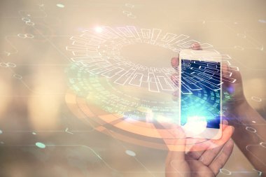 Teknolojiye çifte maruz kalma, hologram ve cep telefonu kullanan bir kadın..