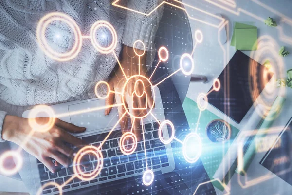 Bilgisayar ve sosyal ağ temalı hologram çizimlerinde çalışan kadın elleri çift pozlama. Üst Manzara. İnsanlar bağlantı konsepti.