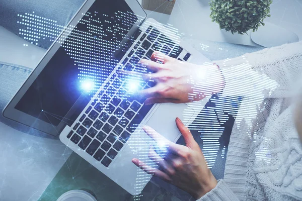 Bilgisayar ve sosyal ağ temalı hologram çizimlerinde çalışan kadın elleri çift pozlama. Üst Manzara. İnsanlar bağlantı konsepti.