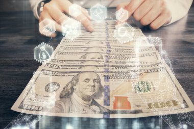 Teknolojinin hologramı, Amerikan dolarları ve insan eli çizimleri. Teknoloji konsepti.