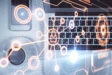 Masaüstü arkaplanındaki bilgisayar üzerinden sosyal ağ hologramı çizimleri. Üst Manzara. Çift pozlama.