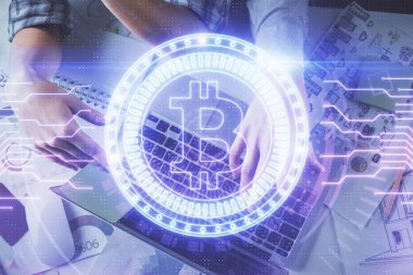 Kadın ve erkeğin birlikte çalışırken çift pozlama ve şifreli hologram çizimi. Bilgisayar arkaplanı. Blockchain konsepti. Üst Görünüm.