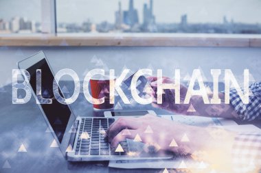 Elinde kredi kartı ve şifreli iş teması çizimi olan bir adamın çift pozu. Dijital engelleme zinciri ve E-ticaret kavramı.