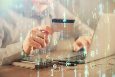 Elinde kredi kartı ve veri teması çizimi olan bir adamın ellerine iki kez maruz kalmış. E-ticaret ve teknoloji kavramı.