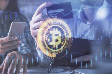 Bir kredi kartı ve kripto temalı hologram çizimi tutan kadın ve erkeğin online alışverişine iki kez maruz kalıyorlar. Engelleme zinciri ve E-ticaret çevrimiçi ücret kavramı.