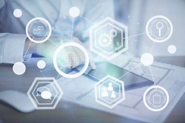 Bir adamın elini tutarken ve telefon ve sosyal ağ teması kullanırken çift pozlama.