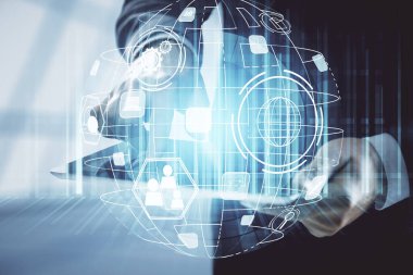 Bir adamın elini tutarken ve telefon ve sosyal ağ teması kullanırken çift pozlama.