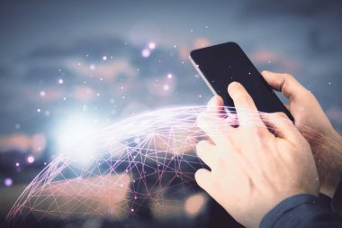 Bir adamın elini tutarken ve telefon ve sosyal ağ teması kullanırken çift pozlama.