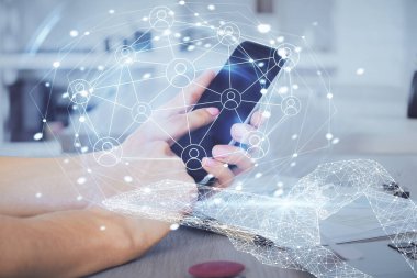 Bir adamın elini tutarken ve telefon ve sosyal ağ teması kullanırken çift pozlama.