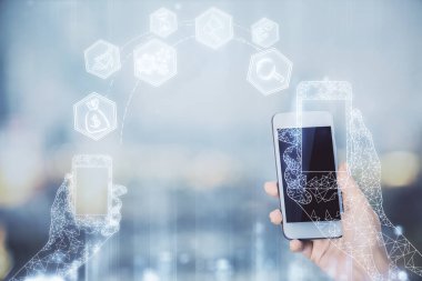 Teknoloji ikonu hologramına çift pozlama ve mobil cihaz kullanan bir kadın. Teknoloji konsepti.