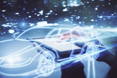 Otomobil ikonu hologramının iki katına çıkarılması ve kadının mobil bir cihaz kullanması. Teknoloji konsepti.