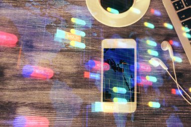 Çalışma masasının üzerine teknoloji teması çizimi çifte pozlama. Üst Manzara. Küresel veri analiz kavramı.