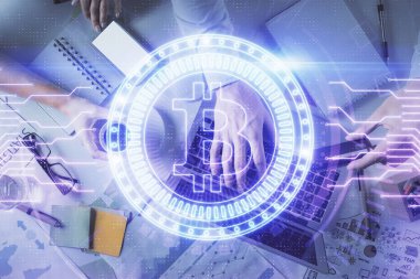 Kadın ve erkeğin birlikte çalışırken çift pozlama ve şifreli hologram çizimi. Bilgisayar arkaplanı. Blockchain konsepti. Üst Görünüm.