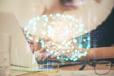 Bilgisayar ve beyin hologramı çizimleri üzerinde çalışan çok sayıda kadın eli var. Ai kavramı.