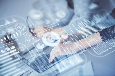 Bilgisayar ve teknoloji temalı çizimlerde kadın elinin çifte pozlanması. Yüksek Teknoloji kavramı.