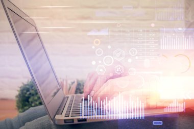 Bilgisayar ve veri temalı hologram çizimlerinde çalışan kadın elleri çift pozlama. Teknoloji kavramı.