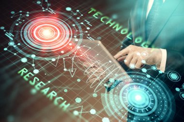 Bir adamın elini tutarken ve dijital bir cihaz ve veri temalı hologram çizimi kullanırken çift pozlama. Teknoloji konsepti.