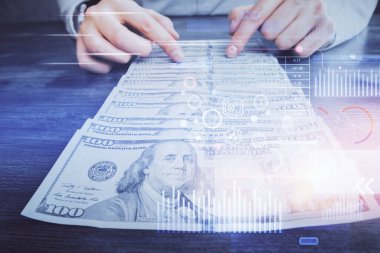 Teknolojinin iki katına çıkması hologram, dolar banknotları ve insan eli. Veri kavramı