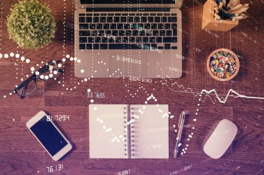 Bilgisayarla üst görünüm çalışma masası arkaplanı üzerinden hologram çizerek veri temasının çifte pozlandırılması. Teknoloji kavramı.