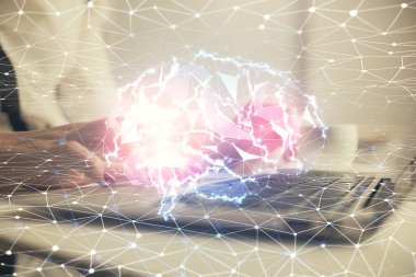 Bilgisayar ve insan beyin hologramı çizimleri üzerinde çalışan kadın ellerine çok maruz kaldı. Ai teknoloji konsepti.