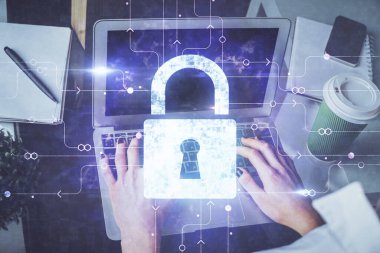 Bilgisayarda çalışan ve hologram çizimlerini kilitleyen kadın elleri çift pozlama. Güvenlik kavramı.