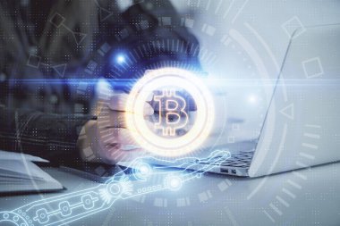 Elinde kredi kartı ve kripto temalı bir çizimle internetten kadın alışverişine çok maruz kalmış. E-ticaret engelleme kavramı.