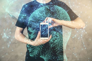 Bir adamın elini tutarken ve dijital bir cihaz ve beyin hologramı çizerken çift pozlama. Veri kavramı.