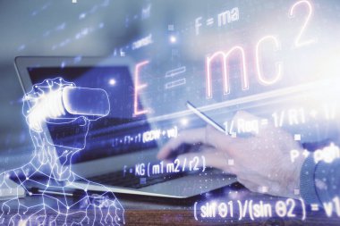 Bir adamın elini tutarken ve telefon ve formüller çizerken iki kez görüntülenmiş. Eğitim kavramı.