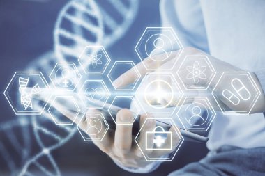 Bir adamın elini tutarken ve bir telefon ve DNA çizimi kullanırken iki kez görüntülenmiş. Tıp eğitimi kavramı.