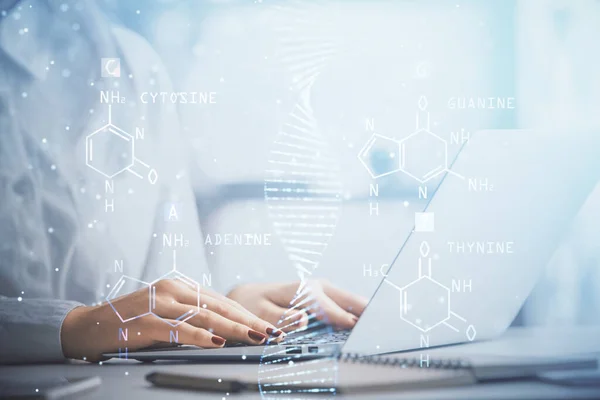 컴퓨터로 타이핑하는 Dna 홀로그램 — 스톡 사진