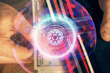 Teknolojinin hologramı, Amerikan dolarları ve insan eli çizimleri. Teknoloji konsepti.