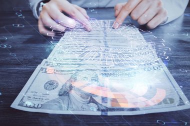 Teknolojinin iki katına çıkması hologram, dolar banknotları ve insan eli. Veri kavramı