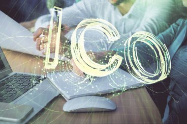 Arka planda not alan insanlar üzerine çizim yaparak engelleme temasının çifte pozlandırılması. Kripto para birimi kavramı