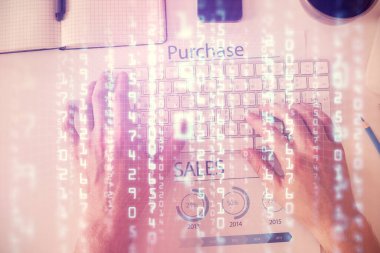 İnsan elinin bilgisayar klavyesi ve veri temalı hologram çiziminin üzerine yazarken çoklu pozlama. Üst Manzara. Teknoloji konsepti.