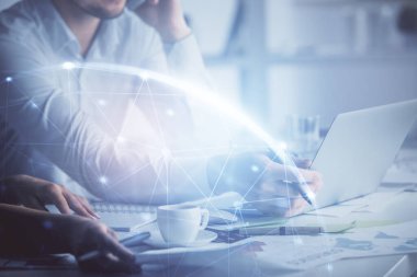 Kadın ve erkeğin birlikte çalıştığı çifte pozlama ve sosyal ağ temalı hologram çizimi. İnsanlar konsepte bağlanır. Bilgisayar arkaplanı.