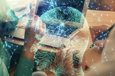 Kadın ve erkeğin birlikte çalıştığı ve beyinlerinin hologram çekerken çift pozlama. Zihinsel beyin fırtınası konsepti. Bilgisayar arkaplanı.