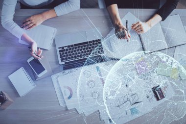 Bilgisayar ve sosyal ağ temalı hologram çizimlerinde çalışan kadın elleri çift pozlama. Üst Manzara. İnsanlar bağlantı konsepti.