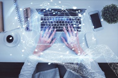 Bilgisayar ve sosyal ağ temalı hologram çizimlerinde çalışan kadın elleri çift pozlama. Üst Manzara. İnsanlar bağlantı konsepti.