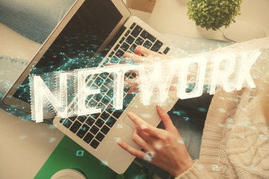 Bilgisayar ve veri temalı hologram çizimlerinde çalışan kadın elleri çift pozlama. Üst Manzara. Teknoloji konsepti.