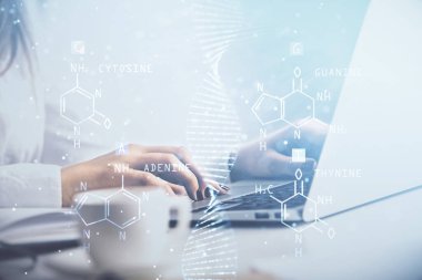 Bilgisayarda yazı yazan ve DNA hologramı çizen bir kadının ellerine iki kez maruz kalmış. Tıp eğitimi kavramı.