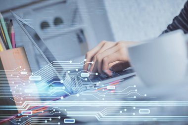 Bilgisayar ve veri temalı hologram çizimlerinde çalışan kadın elleri çift pozlama. Teknoloji kavramı.