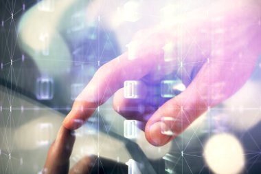 Dijital bir cihaz ve veri temalı çizim kullanan bir adamın el ele tutuşması. Yenilik kavramı.