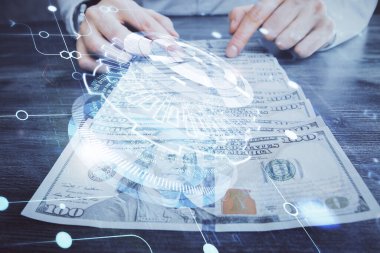 Teknolojinin iki katına çıkması hologram, dolar banknotları ve insan eli. Veri kavramı