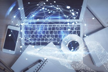 Masaüstü arkaplanındaki bilgisayar üzerinden sosyal ağ hologramı çizimleri. Üst Manzara. Çift pozlama.