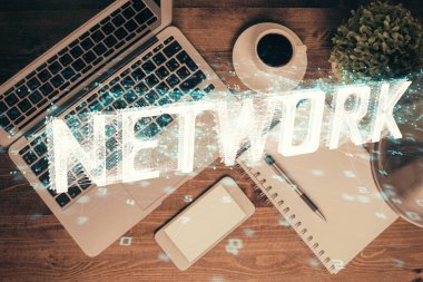 Bilgisayarla üst görünüm çalışma masası arka planında veri temasının çoklu pozlanması hologramı çiziyor. Teknoloji kavramı.