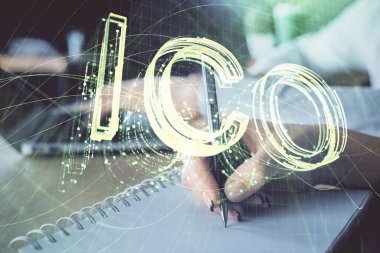 Arka planda not alan insanlar üzerine çizim yaparak engelleme temasının çifte pozlandırılması. Kripto para birimi kavramı