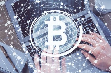 Bilgisayar klavyesinin ve şifreli para birimi temalı hologram çiziminin üzerine iki kez yazılan el pozu. Üst Manzara. Engelleme zinciri kavramı.