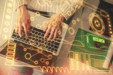 Bilgisayar ve veri temalı hologram çizimlerinde çalışan kadın elleri çift pozlama. Üst Manzara. Teknoloji konsepti.