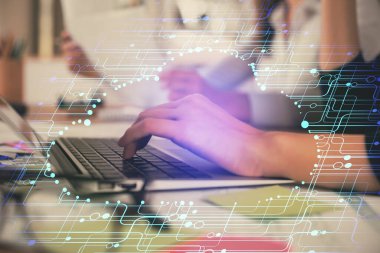 Bilgisayar ve veri temalı hologram çizimleri üzerinde çalışan kadın ellerine çok fazla maruz kalma. Teknoloji kavramı.